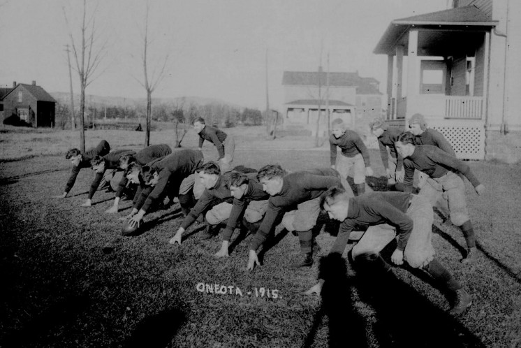 Oneota Football 1915 stances