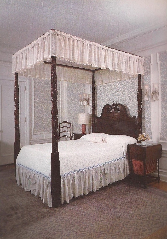 glensheen-mansion-blue-bedroom
